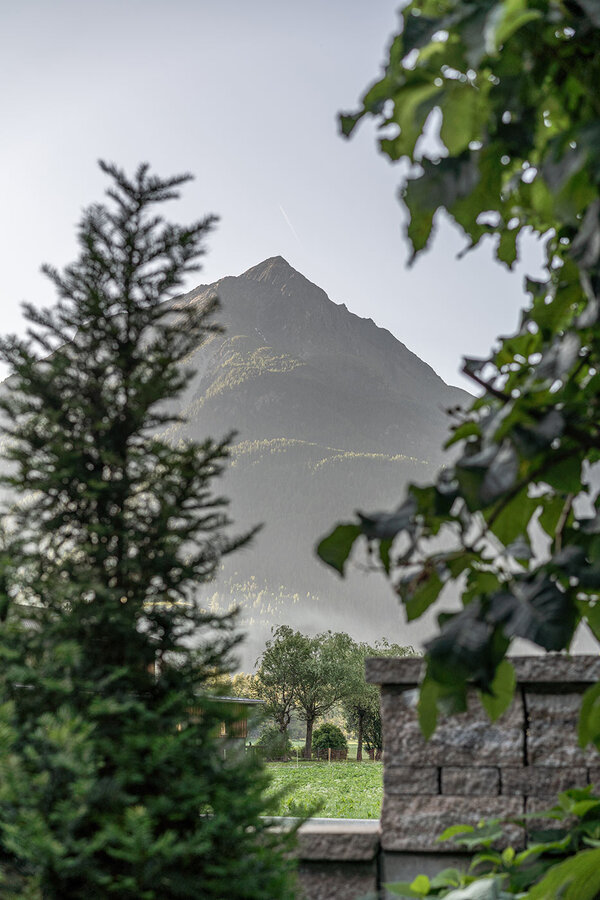 Garten mit Ausblick auf die Berge bei deiner Ferienwohnung Ötztal 