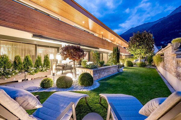Großzügiger Garten bei deiner das zeitlos Ferienwohnung Ötztal