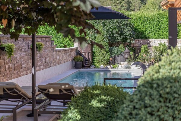 Living Garden mit Living Pool im das zeitlos Apartment Längenfeld