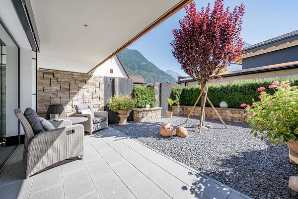 Relaxmomente im Living Garden deiner Ferienwohnung Ötztal